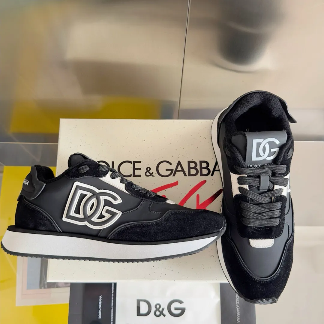 Factory price: 458💰D&G's latest Cushion series casual sports shoes, dad shoes, running shoes, original purchase and development, production, handmade, but always looking to the future. The new Cushion sneakers feature a two-tone suede upper accented by a mesh contrasting printed DG cross logo on the side. The lightweight, grippy rubber outsole is innovatively designed to provide excellent performance, while the jacquard label adds timeless style. Exquisite packaging at the delivery counter🛍📦 ▪️ Fabric: Original custom-made first-layer cowhide ▪️ Lining: Original custom-made breathable towel lining ▪️ Sole: Original open-molded rubber material ▪️ Bottom thickness: 3.5CM ▪️ Size: Men's 38-44, customized 45
